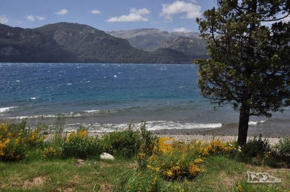 Dia de muito vento e águas agitadas no lago Traful, em Villa Traful, no Parque Nacional Nahuel Huapi, na Argentina